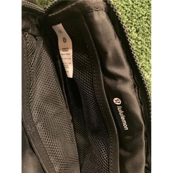 Black Lululemon everywhere belt bag 1L & NEW & Black - Picture 5 of 5